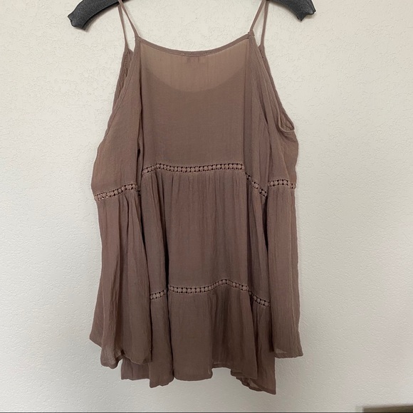 Cropped open shoulder Taupe tank top - Picture 4 of 5